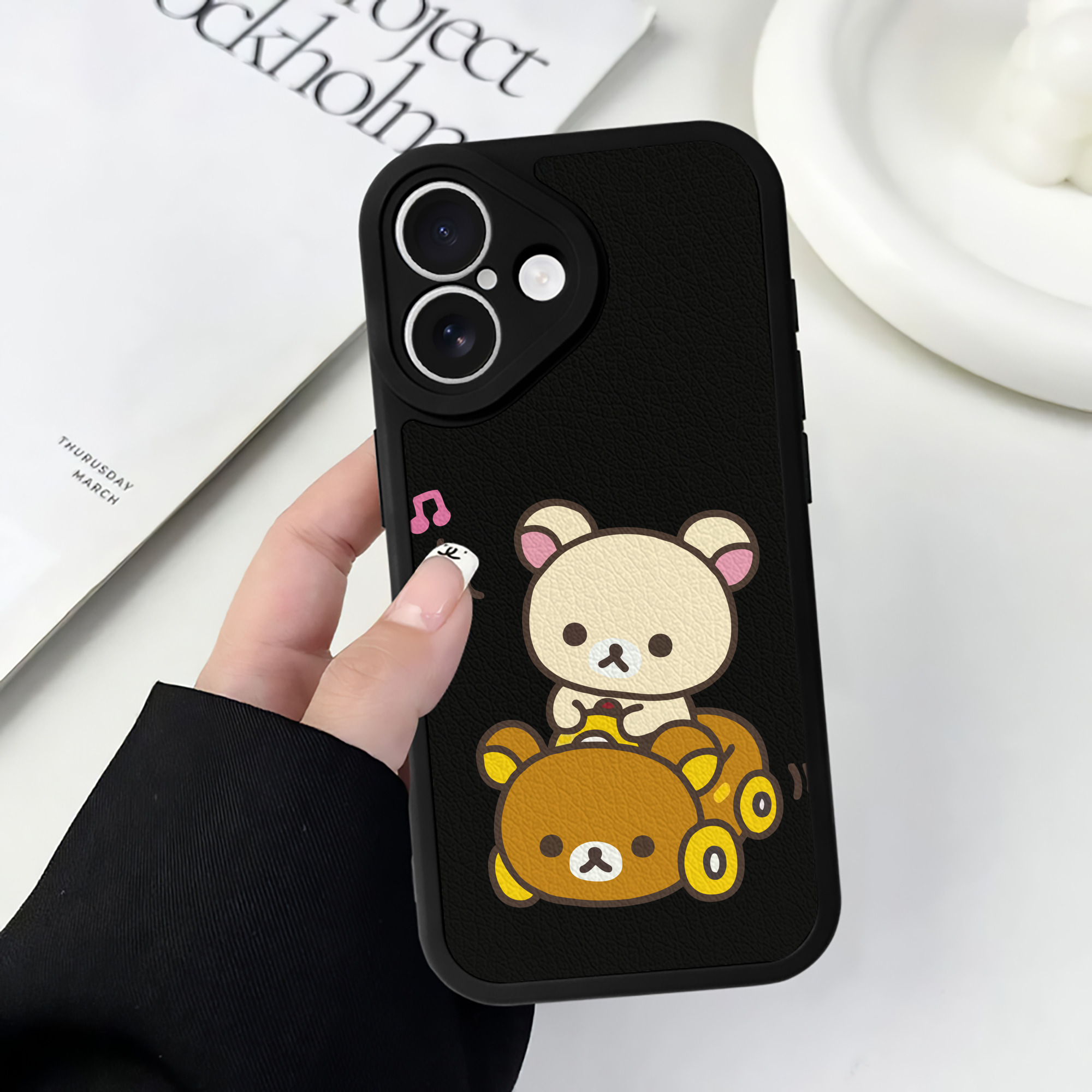 （画像用） リラックマ リラックマ キイロイトリ Rilakkuma Korilakkuma Kiiroitori 【iPhone 16シリーズ対応】シリコンスマホケース（レザー調） 材質：シリコン